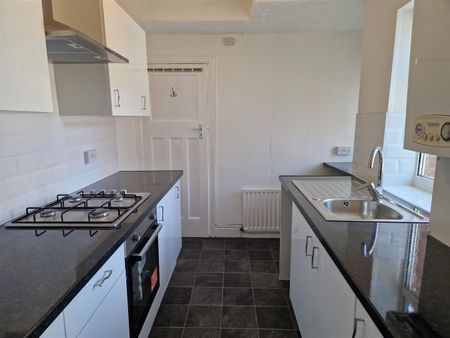 3 bed flat to rent in Danby Gardens, Heaton, NE6 - Photo 3
