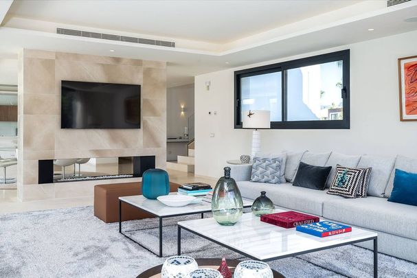 Luxury Detached House for rent in Marbella, Spain - Photo 1