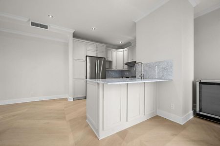 Luxury Spacious Apartment in Golden Square Mile - Photo 5