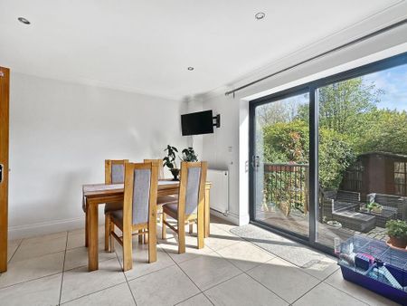 4 bedroom terraced house to rent - Photo 4