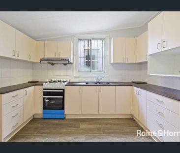 Spacious period home ideal location - Photo 2