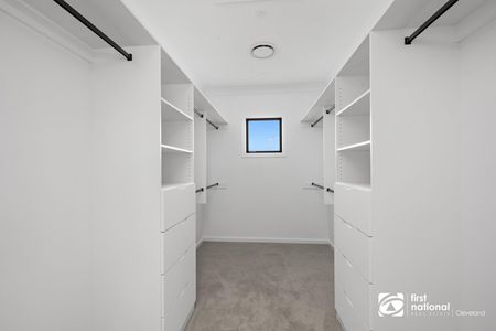 AVAILABLE NOW - BRAND NEW EXQUISITE EXECUTIVE RESIDENCE - LUXURIOUS LIVING WITH CITY VIEWS + POOL + SOLAR - Photo 3