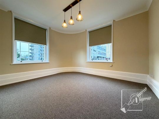 Town Pier, Gravesend - Photo 1