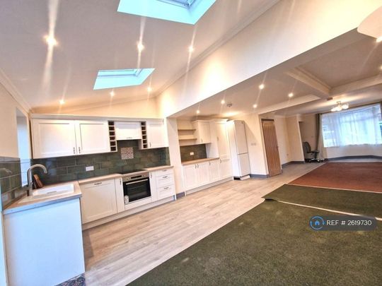 3 bedroom semi-detached house to rent - Photo 1