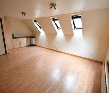 Bedroom T Floor In Godalming, GU7 - Photo 3