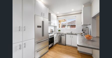 Spacious Three-Bedroom Apartment in a Prime Location - Photo 2