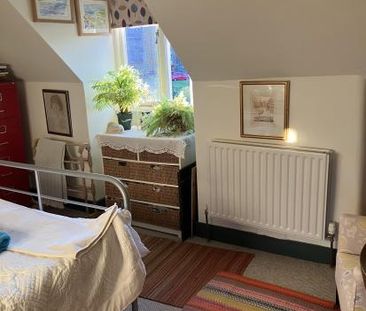 Bright bedroom in pretty attic flat - Photo 2
