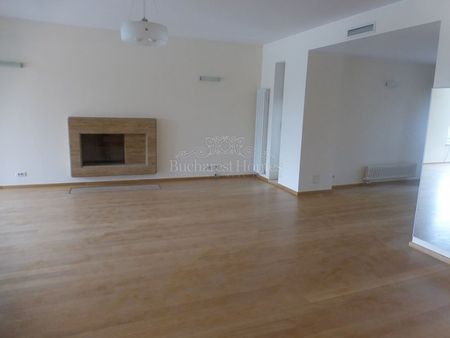 Four Bedroom House on Lake in Baneasa - Photo 5