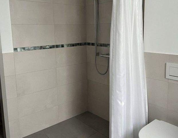 Himmlischer Dachtraum mit Fußbodenheizung und exklusivem Bad im Erstbezug! Lift! - Photo 1