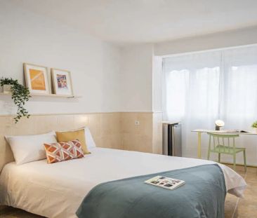 Room in a shared 25-bedroom apartment for rent in Valdeacederas. - Foto 5