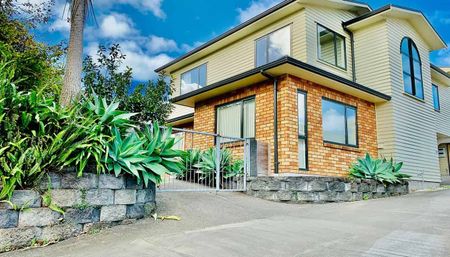 Charming 4BR Family Home in Avondale - Photo 3