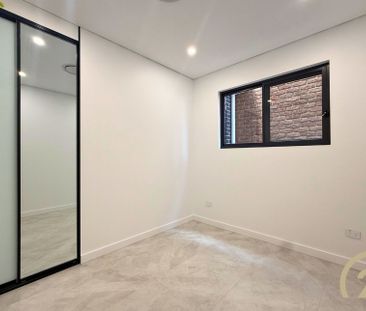 Brand New 5 Bedroom Duplex! - Photo 6