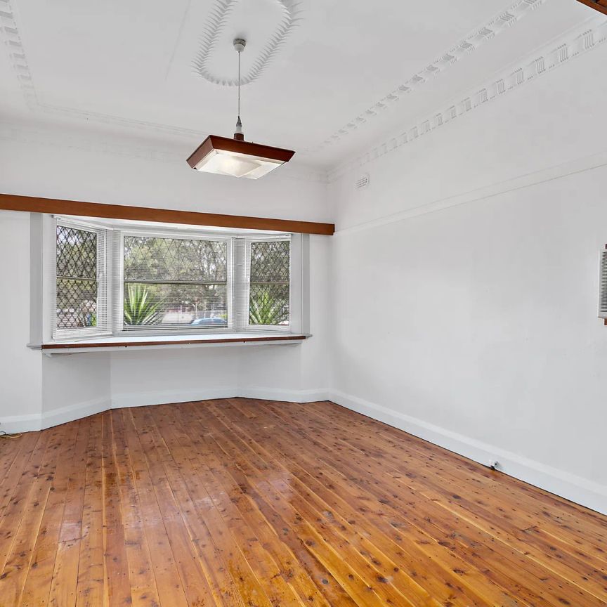 Character Cottage in a great location! - Photo 1