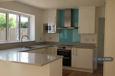 4 bedroom detached house to rent - Photo 2