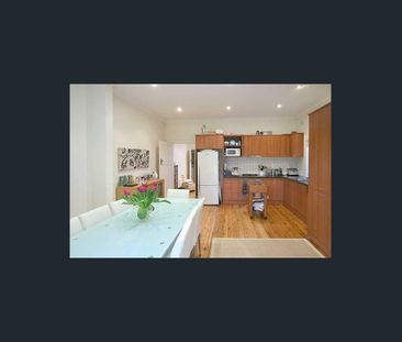Charming 2 Bedroom Beach House In Premier Location - Photo 3