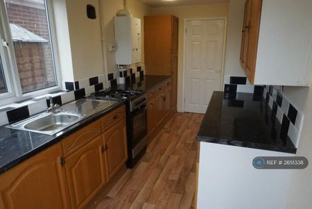 3 bedroom semi-detached house to rent - Photo 5