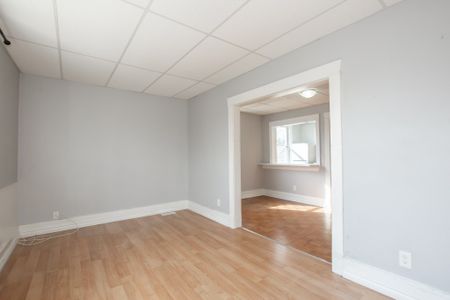 5431 Bridge St, Niagara Falls (Unit 4) - 1 Bed + Den Apartment - Photo 2