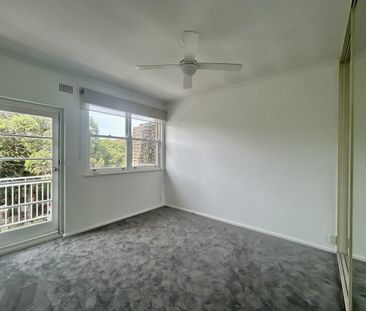 BRIGHT AND AIRY TOP FLOOR TWO BEDROOM APARTMENT - Photo 4