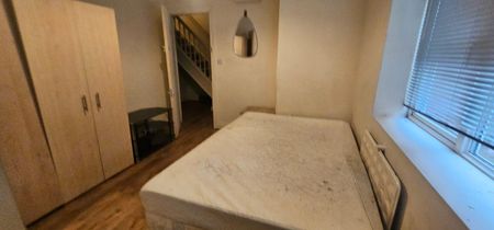 Sheffield Drive, Romford RM3, London - Photo 2