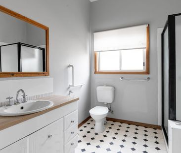 Charming 3-Bedroom Retreat in Mildura - Photo 6