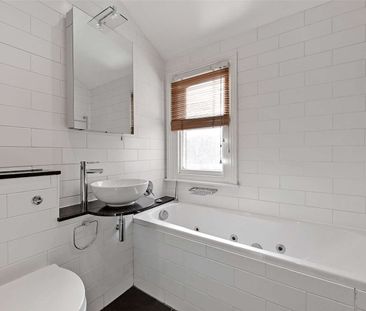 An immaculate three-bedroom period home located in the heart of Marlow - Photo 6