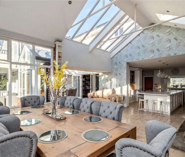 An exceptional late 20th century six-bedroom home offering expansiv... - Photo 3