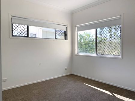 Modern 3 Bedroom Townhouse!! - Photo 2