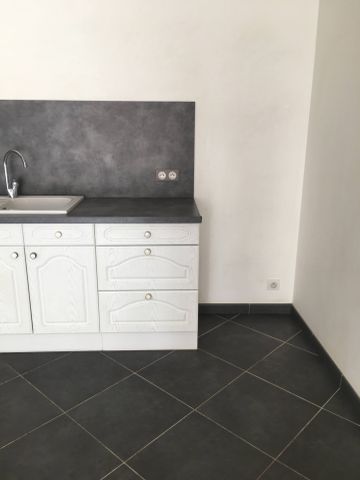 Location Maison 3 pièces 90m² LA ROCHE CHALAIS 24490 - Photo 4