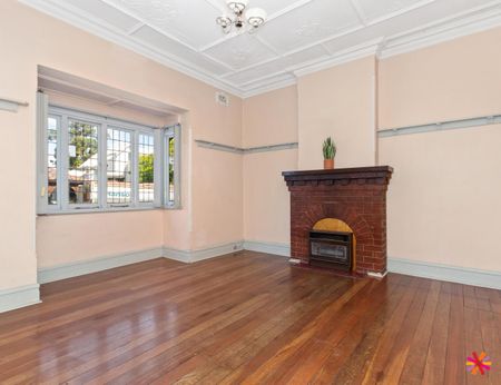 A CLASSIC HOME IN FANTASTIC LOCATION - Photo 4