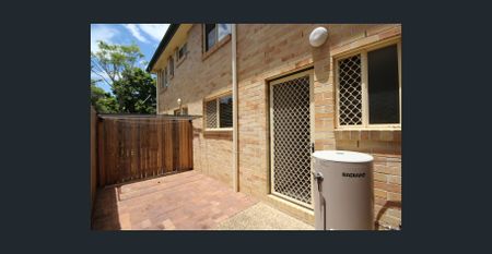 Spacious 2 bedroom townhouse in a great location! - Photo 2