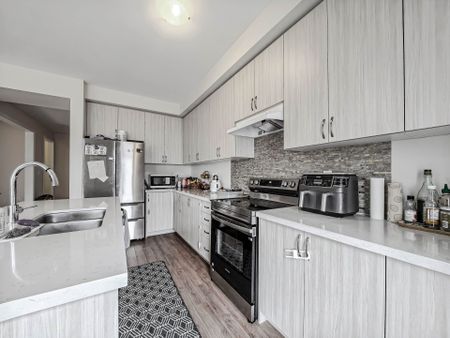 For Lease - 3 Ken Davie Gate, Georgina, Ontario - Photo 3