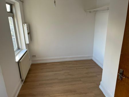Room in a Shared House, Great West Road, TW5 - Photo 4
