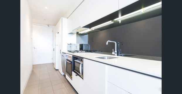 Large 1 bedroom with car park in the heart of Kensington - Photo 1