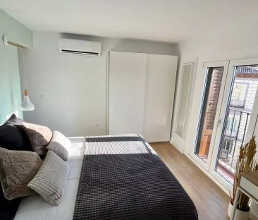 Rooms for rent in 8-bedroom apartment in Royal Palace Of Madrid - Photo 4