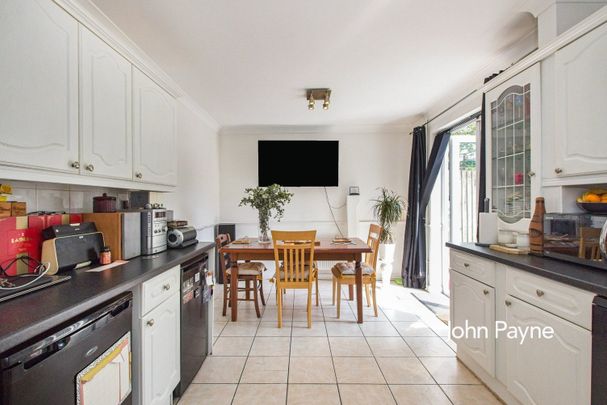 Semi-detached House to rent - Littlemede, London, SE9 - Photo 1