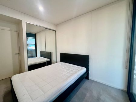 (Fully Furnished) Light Filled Large Three Bedroom Apartment with 2.5 Bathroom - Photo 4