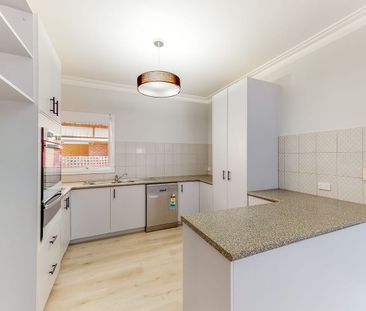 A Secluded Neighbourhood Gem - Photo 4