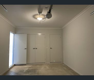 42 Guthrie Dr, Melton South, Vic 3338 - Photo 2