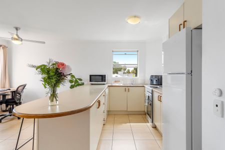 Top-Floor Apartment in a Prime Yeronga Location - Photo 4