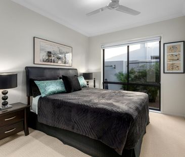 Prestige Fairway Boulevard Living – Pristine Low-Set Home with Pool - Photo 1