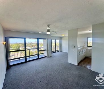 2-Bedroom Apartment with Breathtaking Gold Coast Skyline Views - Photo 2