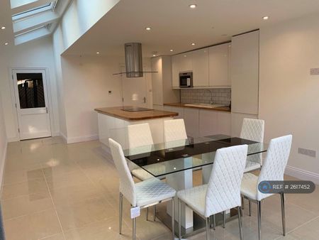 1 bedroom in a house share to rent - Photo 3