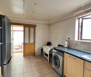 4 bedroom semi-detached house to rent - Photo 2