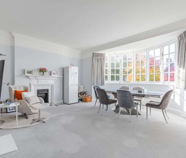 Spacious three bedroom flat in charming period conversion - Photo 5