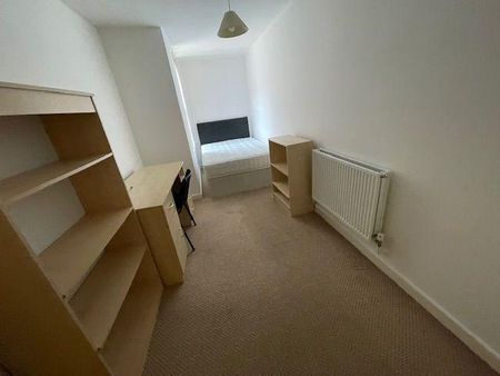 3 bedroom flat to rent - Photo 3