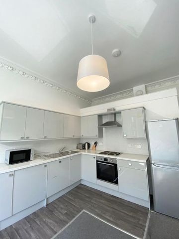 3 bedroom flat to rent - Photo 5