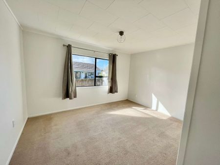 Cosy Family Home in Unsworth Heights - Photo 5