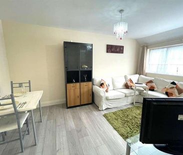 Long Lane, Ickenham, UB10 - Photo 2