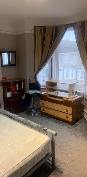 3 Bed Terraced House, Katherine Road, E7 - Photo 1