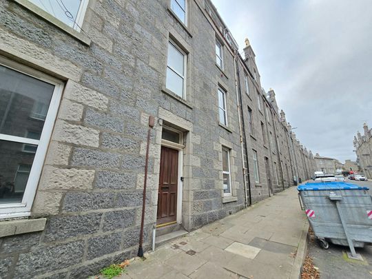 Flat to rent on - Photo 1